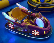 El kart eléctrico del parque de atracciones para los niños/los niños monta en los coches con el pedal