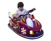 El kart eléctrico del parque de atracciones para los niños/los niños monta en los coches con el pedal