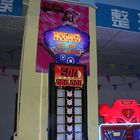 Martillo que golpea la máquina de juego de fichas del boleto de lotería del juego